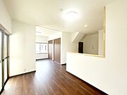 【リフォーム済】15.5帖LDKはフローリング張替、クロス張替えを行いました。対面キッチンに仕上げましたので、テレビを見ながら、ご家族と会話しながらお料理ができますね。