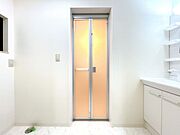 【リフォーム済】洗面脱衣場。洗濯機、洗面台が配置できるように、間取り変更いたしました。クロス張替え、クッションフロア張替を行いました。