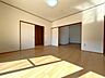 室内：【リフォーム済】1階洋室別アングル。クロス張替えを行いました。南面に面しているため、明るい印象です。