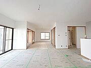 【リフォーム中】2部屋を改装し間取り変更を行います。床はフローリング施工、壁・天井はクロス施工を行い照明新設を行います。