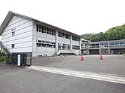 伊野南小学校750ｍ（徒歩10分） 550m