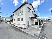 開放感ある角地に佇むスタイリッシュな住宅。駐車スペースやカーポートを備え、毎日の生活を快適にサポートします。