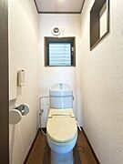【トイレ】1階と2階にそれぞれトイレがあります。ご家族が多い方、夜中にわざわざ1階に降りなくていい、など嬉しいポイントです。