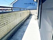 【ベランダ】南向きのベランダは遮るものがないので良く日が当たります。お布団など干せば良く乾きそうですね。