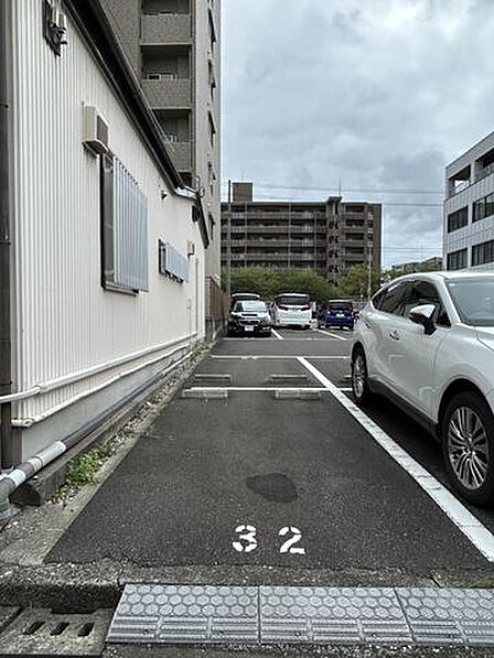 マンションの西側に駐車場を借りています。8000円/月です。