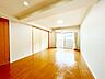 リビング/ダイニング：【リフォーム中】明るい陽光が差し込む開放的な中古マンション。広々とした洋室に収納を備え、フローリング仕様でお手入れも簡単。バルコニーに面した快適な住空間です。クロス張替えを行います。