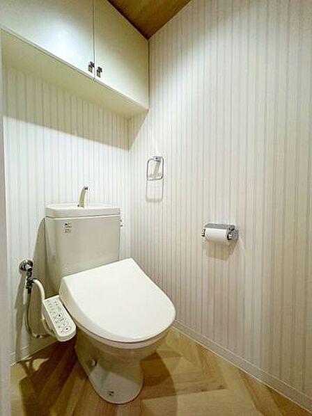 【リフォーム中】温水洗浄便座付トイレに交換を行います。上部収納を備えており、ストック用品もすっきり整理可能。毎日快適に利用できる機能性と使い勝手を兼ね備えています。