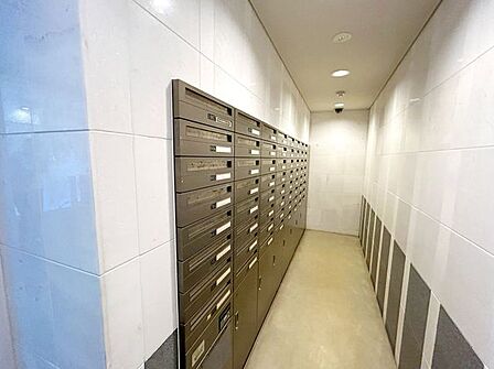 オートロック内に設けられたメールコーナーは、管理の行き届いた清潔感ある共用空間。居住者以外の立ち入りを抑える設計で、防犯性にも配慮されています。安心して暮らせる住環境が魅力のマンションです。
