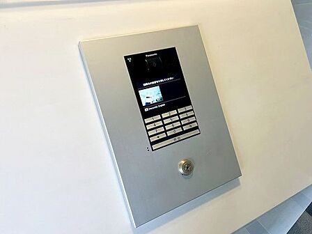 モニター付きオートロックを採用し、防犯面に配慮されたマンション。来訪者を映像で確認してから解錠できるため安心感があります。セキュリティ設備が充実し、快適で安全な暮らしをサポートします。