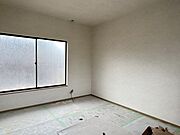 【リフォーム中】2階西側6帖洋室です。フローリングを張替えて、天井と壁のクロスを張替えます。