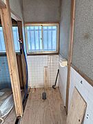 【リフォーム中】トイレはクリーニングし、天井と壁のクロスを張替えます。床はクッションフロアに張り替えます。