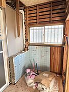【リフォーム中】洗面所には新品の洗面化粧台を設置します。天井と壁のクロスを張替えます。床はクッションフロアに張り替えます。