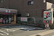 【周辺環境】「セブンイレブン」福岡美野島1丁目 店様まで徒歩3分（約170Ｍ）です。コンビニは24時間営業なので便利ですね。他にも500M圏内にはコンビニエンスストアが点在している地域です。