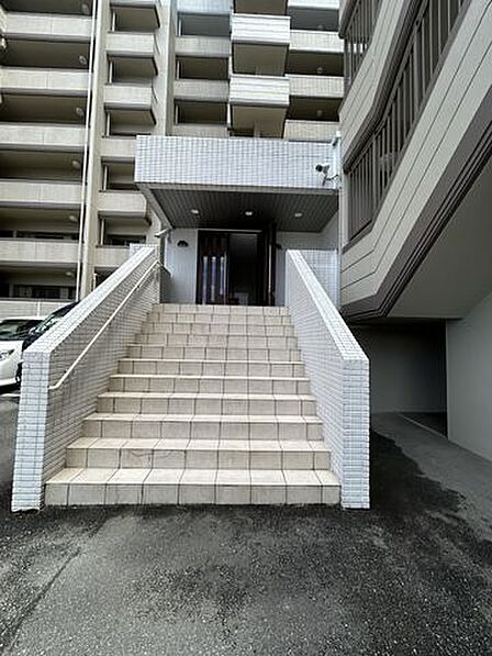 マンション駐車場側 建物入口