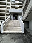 マンション駐車場側　建物入口