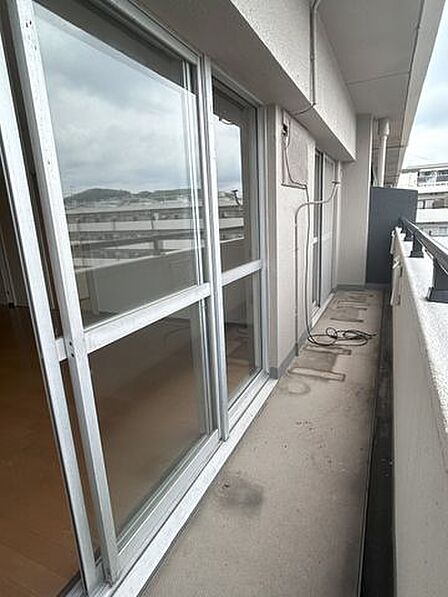 【バルコニー】2部屋に面している広いバルコニーです。