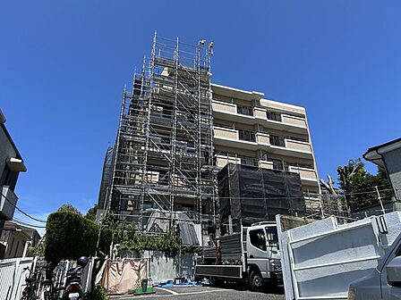 マンション外観写真です。5階建てマンションの4階になります。現在は外壁工事を行っています。