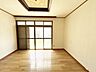 寝室：【リフォーム前】1階洋室約5帖は、床・天井・壁クロス張替えします。南向きで明るい部屋ですよ。