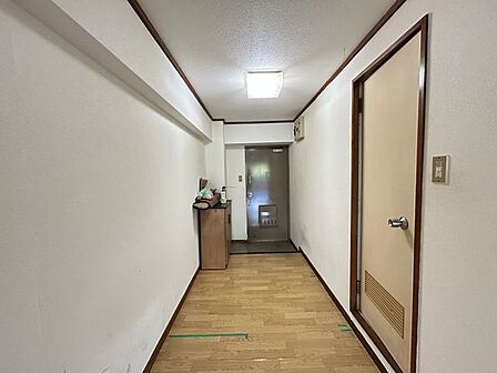 【リフォーム前】正面には出入口ドアを新設して、左側に新品システムキッチンを設置予定です。