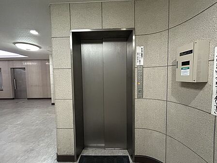 【エレベーター】1階エレベーター入口の様子です。棟内には、1基のエレベーターがあります。きちんと管理され、きれいなエレベーターです。