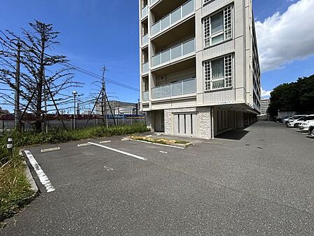 マンション敷地内駐車場です。現在空きあり　7500円/月
