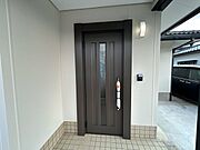 【リフォーム済】玄関ドアは新しく交換しました。お家の顔が変わり、イメージがアップします。モニター付きインターホンを新しく設置したので防犯面でも安心いただけます。