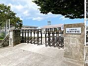 【周辺環境】小城市立桜岡小学校まで1ｋｍです。徒歩だと少し歩きますが、小学校までの道は歩道がしっかりと整備されているため安心して送り出せますね。 1000m