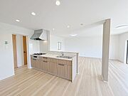 【リフォーム済　キッチン】4和室二間を20帖のリビングに変更しました。対面のキッチンを新設しました。
