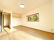 【リフォーム済】2階南側6帖和室を洋室に変更しています。部屋数がたくさんあって便利ですね。