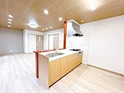 【リフォーム済・即入居可】対面キッチンの背面に食器棚や冷蔵庫を置いても十分なスペースがあります。フローリング張替え、クロス張替え、照明交換済みです。