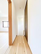 【リフォーム済・即入居可】二階の廊下です。家族で使用するものを収納するのに便利ですね。