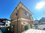 【リフォーム中】外観写真です。外壁と屋根の塗装を行います。高い位置のお家ですので見晴らしはよさそうですね。
