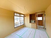 【リフォーム中・5/31現在】2階洋室です。クロス張替えを行います収納も確保できています。