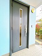 【現況】玄関です。照明、モニター付きインターホンが設置されています。