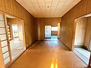 【リフォーム中・4/12撮影】玄関横の6帖の洋室は玄関ホールとキッチンの一部、居室への廊下へ間取り変更します。お家のイメージがここで大きく変わります。