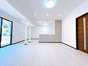 【リフォーム済／即入居可】リビングは和室続き間と縁側から生まれ変わりました。新品に交換した窓はペアガラス、キッチンには灯取りの小窓を設置。明るい光が気持ちよく入るリビングです。