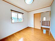 【リフォーム済】2階洋室壁のクロスを貼替えました。お部屋はクリーニングと床のワックス掛けをしました。