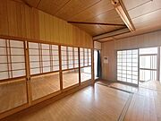 南側約9帖の洋室です。ダイニングにつながっています。収納もあります。
