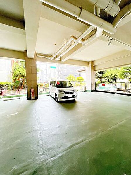 【駐車場】駐車場は敷地内に1台あります。屋根付きです。