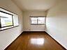 洋室：【リフォーム中・7/10撮影】フローリングに変更します。クロス張替、建具・照明の新品交換等を行います。