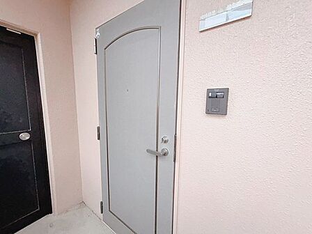 【リフォーム中】】専用部の玄関インターホンは設置済です。ベランダへ続くドアがあります。