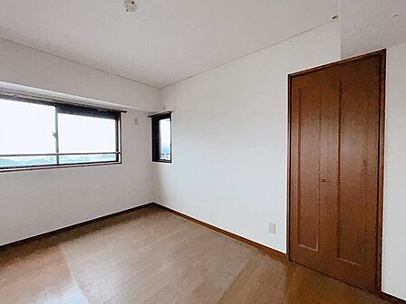 【リフォーム中】洋室床はフロアタイル、壁と天井はクロス貼替、照明器具を設置、