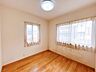 室内：【リフォーム中・10/5撮影】洋室別角度です。床のクリーニング・壁紙張替えをしてより明るい洋室に仕上げます。