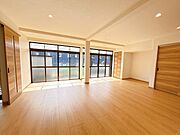 【リフォーム済】キッチンから見たリビングダイニングです。是非一度、現地にてご覧ください。