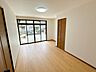 寝室：【リフォーム完了】1階建物中央のお部屋です。絨毯からフローリングに張替え、壁はクロスで仕上げました。南側の掃き出し窓から明るい光が差し込むお部屋です。