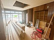 【リフォーム中】1階建物中央のお部屋です。絨毯からフローリングに張替え、壁はクロスで仕上げていきます。