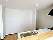 【リフォーム完了】キッチン背面には冷蔵庫やカップボードを置けるスペースを造作しました。キッチンからの距離もゆとりを持たせているので、ご家族並んで料理もしやすいです。。