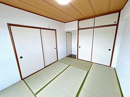 【リフォーム済み】6畳和室をベランダ側からの撮影です。約1帖の押入れがありますのでお片付けにも助かりますね。