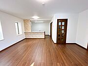 【リフォーム完成：リビング】約22帖のLDKは8帖の和室と続き間になっておりますので、扉を開放すれば約30帖のスペースとしても活用できます。来客時にも便利ですね。