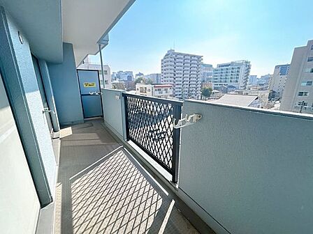 【リフォーム済】ベランダは高圧洗浄を行いました。外水栓がついているので、外の道具も洗えて便利ですね。